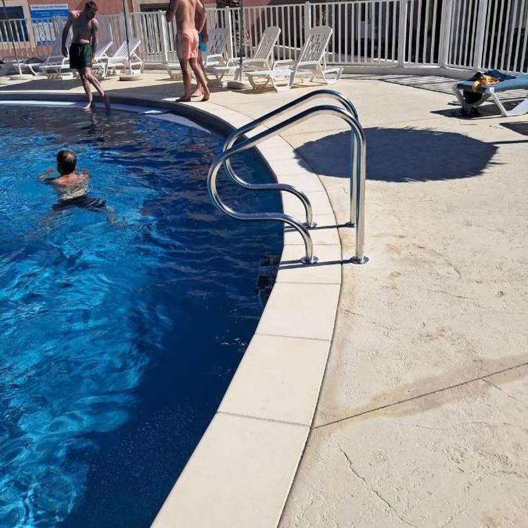 Dispo week-end 19-20 sept Barcarès sur l'île des pêcheurs hébergement insolite entre lac marin et bord de mer 8 couchages wifi parking piscine ouverte - Casa de 3 dormitorios - 5