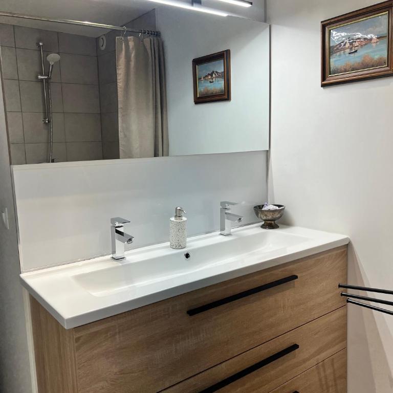 Appartement de charme Clim Pézénas - Appartement avec Douche - 23