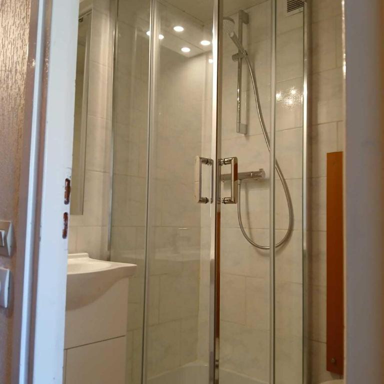 Résidence Le Palafour - Studio 2 personnes à Tignes au pied des pistes, des commerces proche de l'ESF, de l'office du tourisme dans le quartier du lac. MAE-2159 - Studio - 4