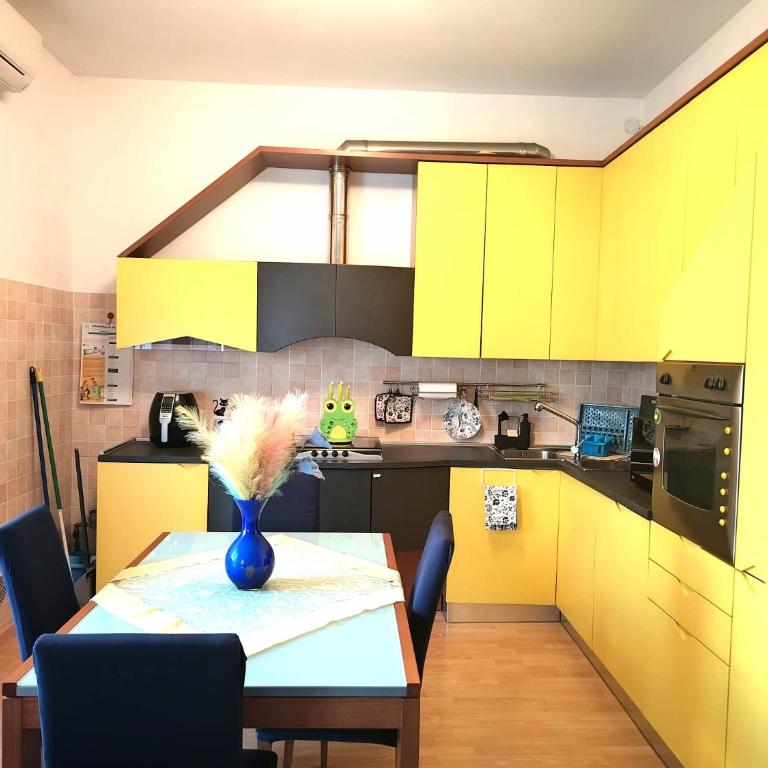 Sole & Luna Charming Colorful Home Arona - Appartamento con 2 Camere da Letto - 4