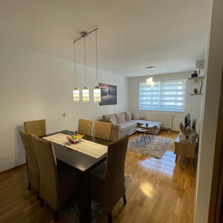 Bulevar City Stay - Three-Bedroom Apartment with Balcony - 2
