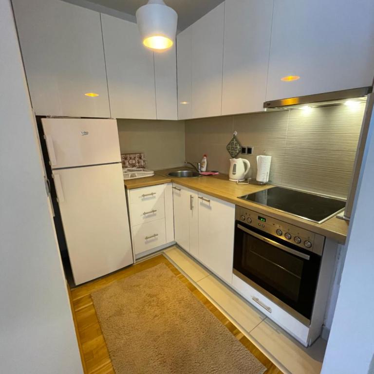 Bulevar City Stay - Three-Bedroom Apartment with Balcony - 8