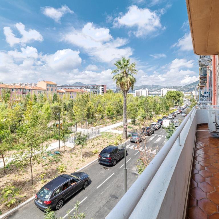 Large Central 2 Bdr & Garage - Two-Bedroom Apartment with Garden View - 20