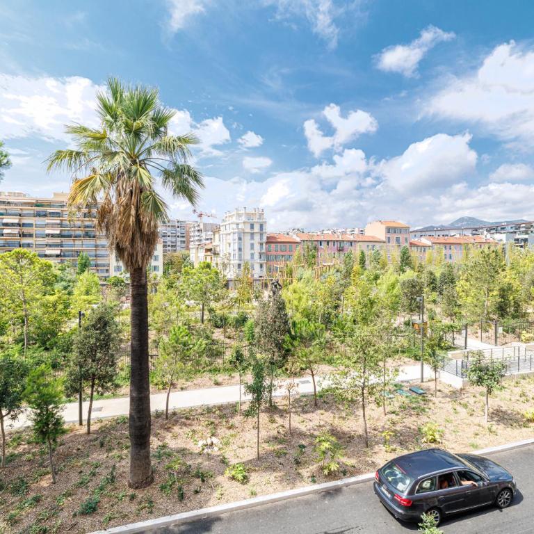 Large Central 2 Bdr & Garage - Two-Bedroom Apartment with Garden View - 18
