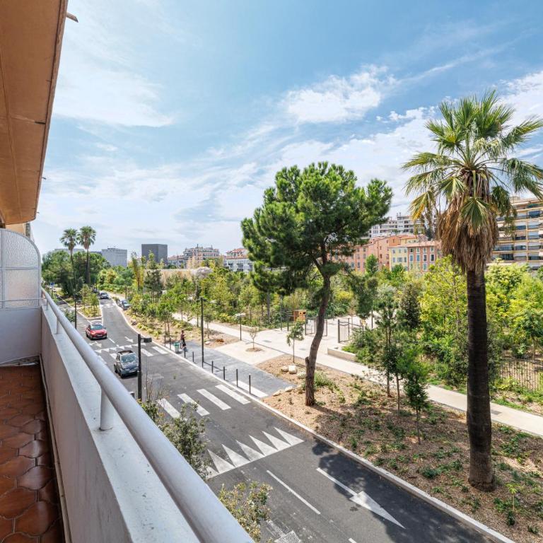 Large Central 2 Bdr & Garage - Two-Bedroom Apartment with Garden View - 15