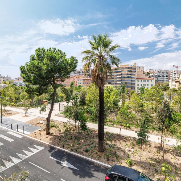 Large Central 2 Bdr & Garage - Two-Bedroom Apartment with Garden View - 5