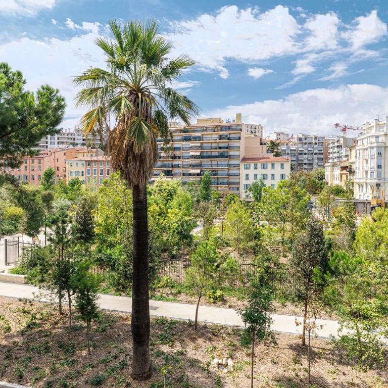 Large Central 2 Bdr & Garage - Two-Bedroom Apartment with Garden View - 17