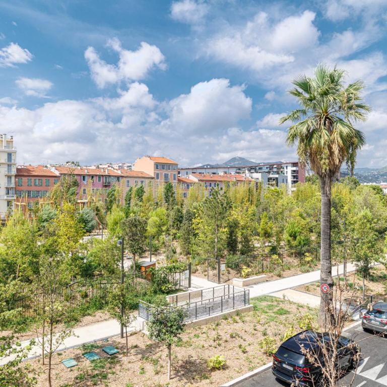Large Central 2 Bdr & Garage - Two-Bedroom Apartment with Garden View - 6