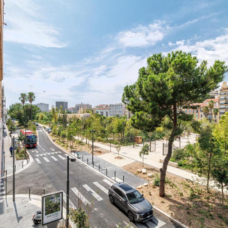 Large Central 2 Bdr & Garage - Two-Bedroom Apartment with Garden View - 16