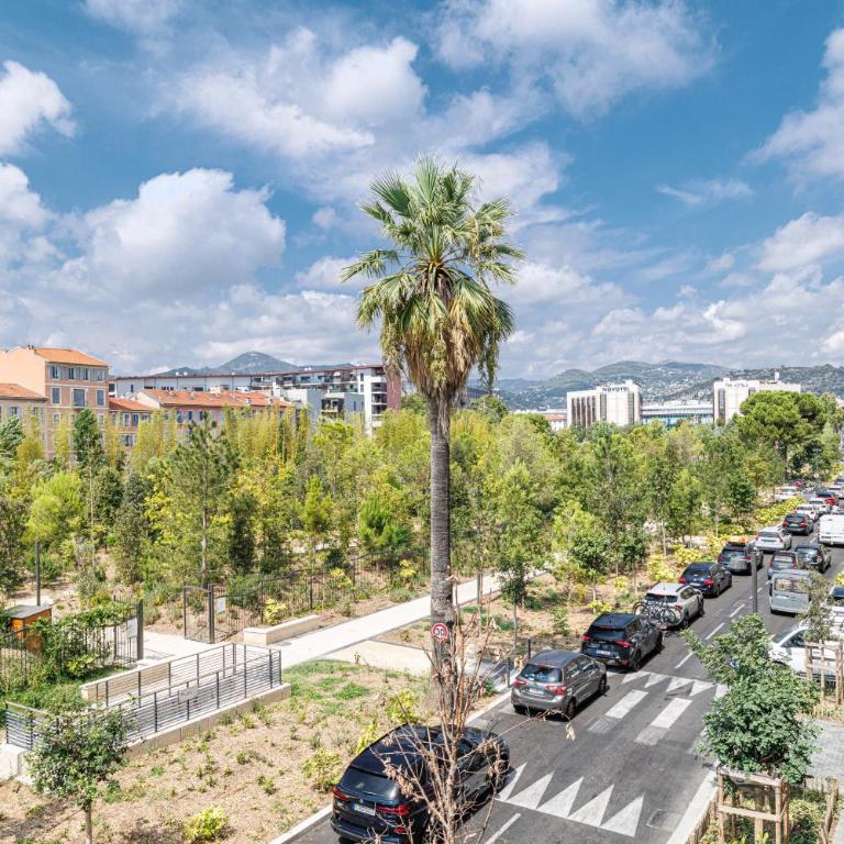 Large Central 2 Bdr & Garage - Two-Bedroom Apartment with Garden View - 19