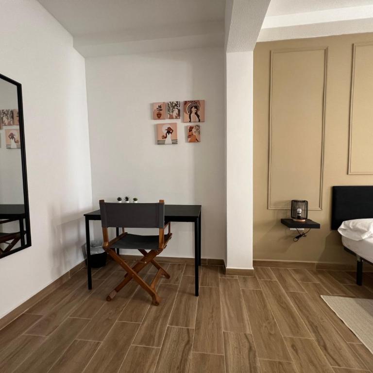 Habitación centro Almería - Habitación Doble Deluxe con balcón - 5