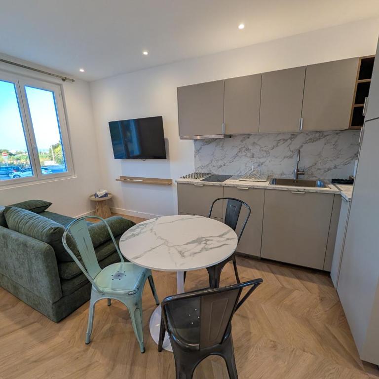 NEW Vega Studio rénovation, climatisé, parking & piscine Antibes Centre vue Fort Carré et Port - Appartement 1 Chambre - 3