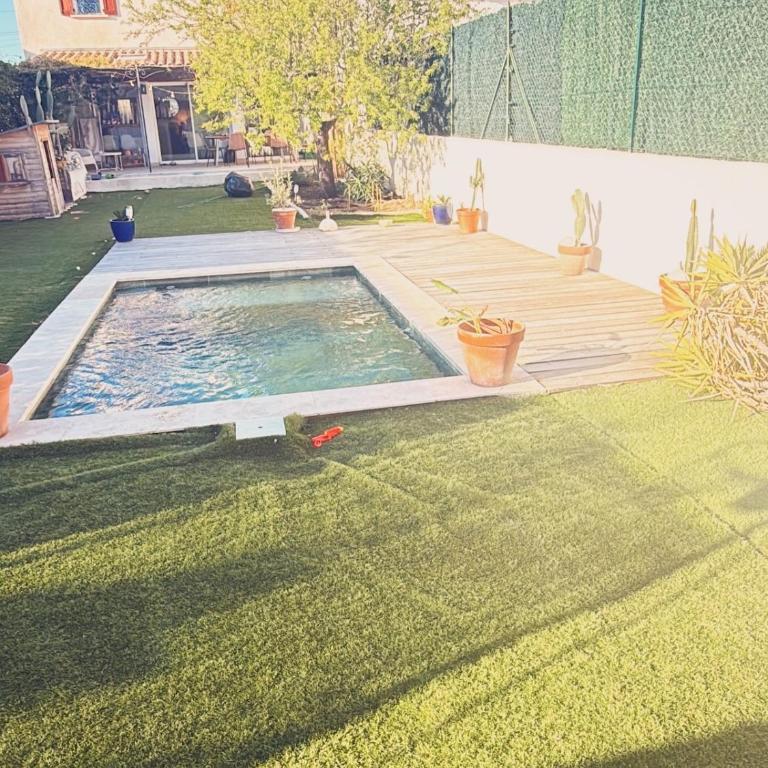 A rare find in Marseille, south-facing house with pool, quiet location - Three-Bedroom Villa - 2