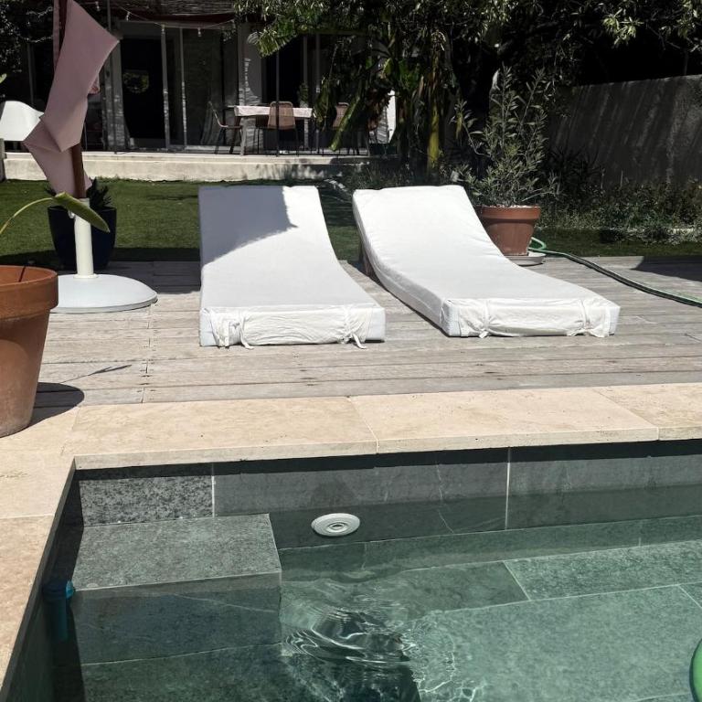 A rare find in Marseille, south-facing house with pool, quiet location - Three-Bedroom Villa - 3