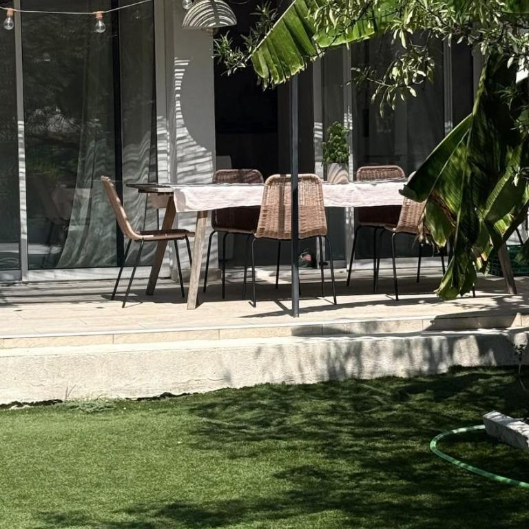A rare find in Marseille, south-facing house with pool, quiet location - Three-Bedroom Villa - 4
