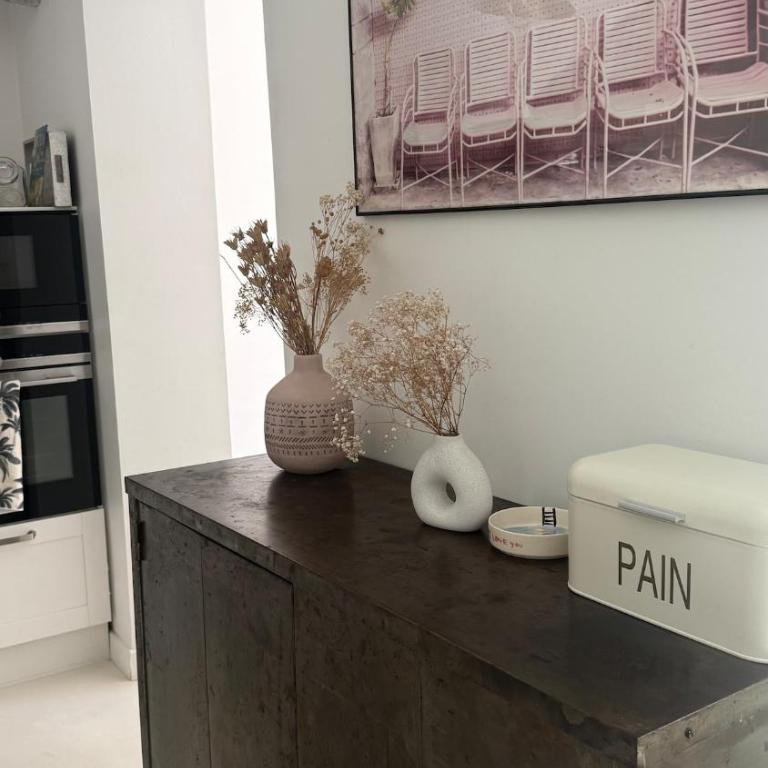 A rare find in Marseille, south-facing house with pool, quiet location - Three-Bedroom Villa - 5