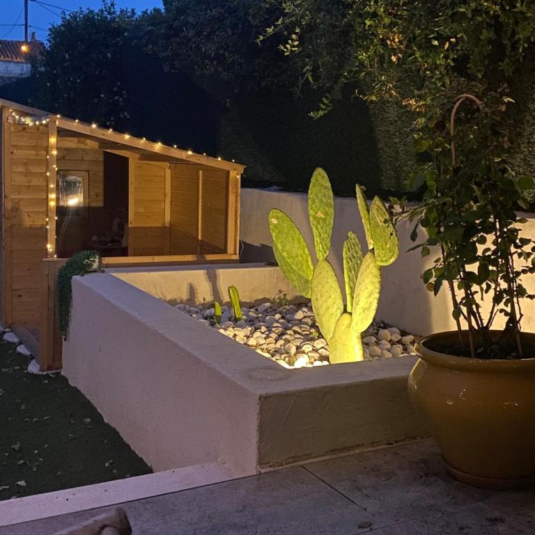 A rare find in Marseille, south-facing house with pool, quiet location - Three-Bedroom Villa - 8