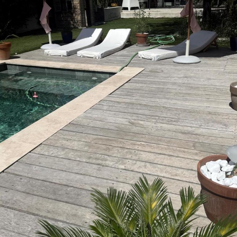 A rare find in Marseille, south-facing house with pool, quiet location - Three-Bedroom Villa - 13