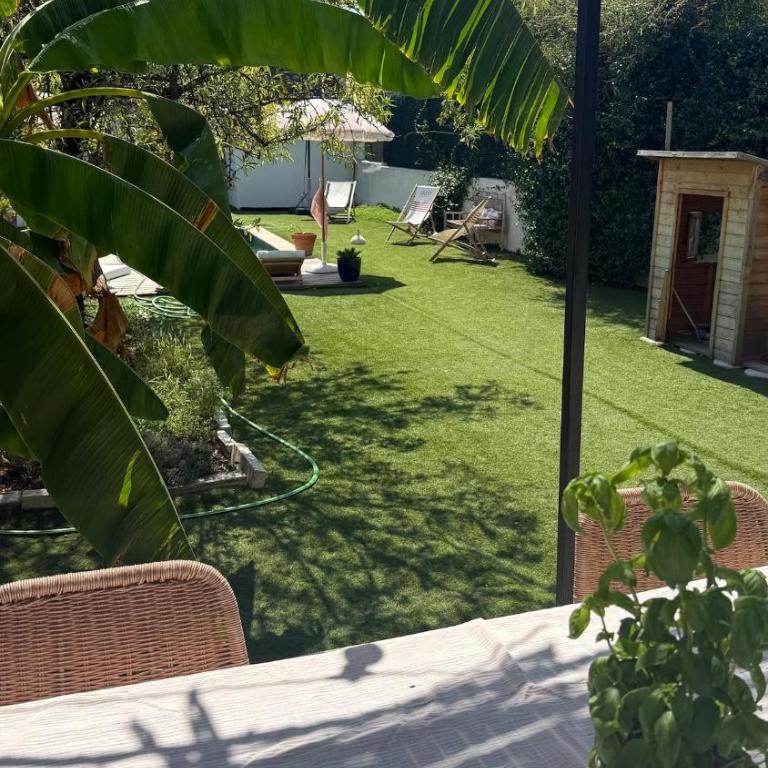 A rare find in Marseille, south-facing house with pool, quiet location - Three-Bedroom Villa - 14