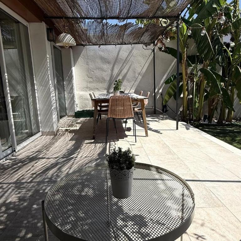 A rare find in Marseille, south-facing house with pool, quiet location - Three-Bedroom Villa - 15