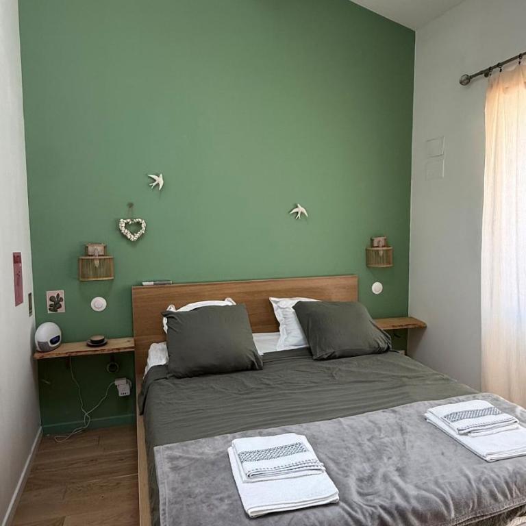 A rare find in Marseille, south-facing house with pool, quiet location - Three-Bedroom Villa - 17
