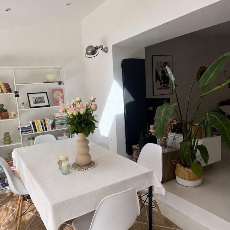 A rare find in Marseille, south-facing house with pool, quiet location - Three-Bedroom Villa - 18