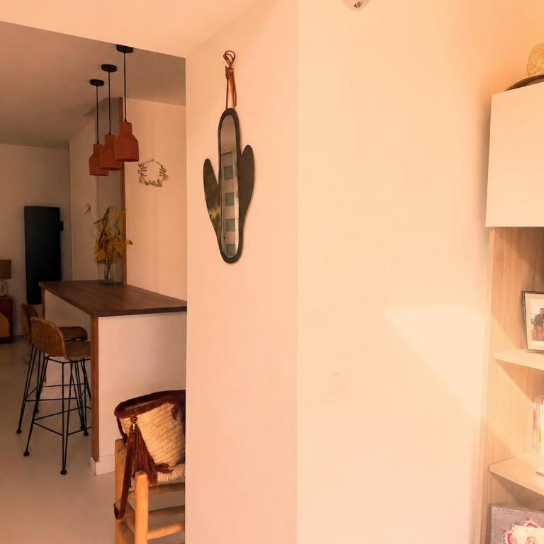 A rare find in Marseille, south-facing house with pool, quiet location - Three-Bedroom Villa - 22