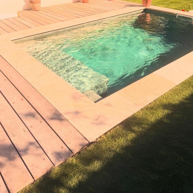 A rare find in Marseille, south-facing house with pool, quiet location - Three-Bedroom Villa - 23