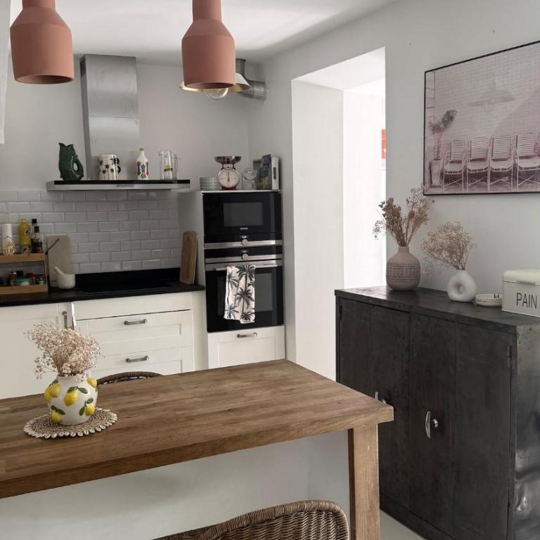 A rare find in Marseille, south-facing house with pool, quiet location - Three-Bedroom Villa - 26