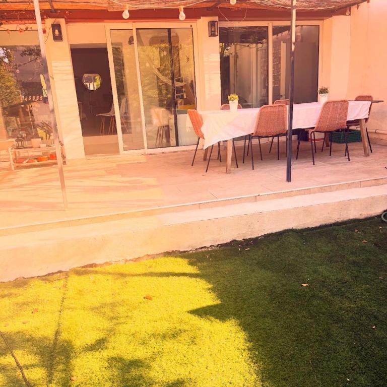 A rare find in Marseille, south-facing house with pool, quiet location - Three-Bedroom Villa - 27