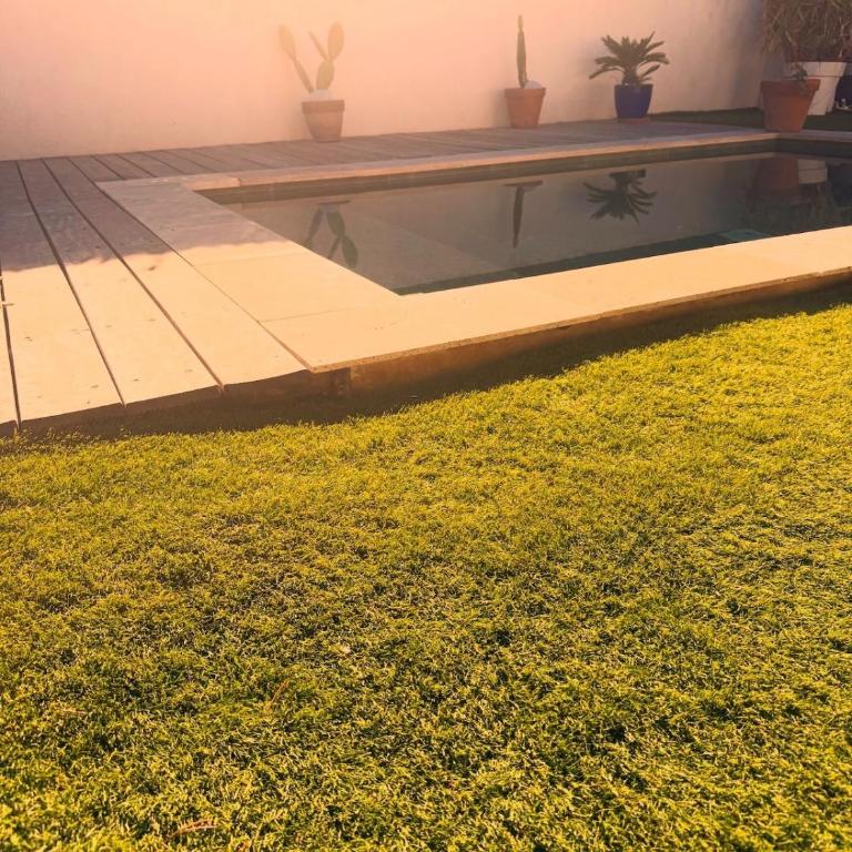 A rare find in Marseille, south-facing house with pool, quiet location - Three-Bedroom Villa - 33