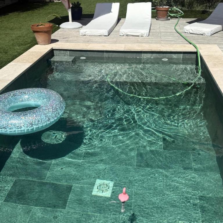 A rare find in Marseille, south-facing house with pool, quiet location - Three-Bedroom Villa - 42