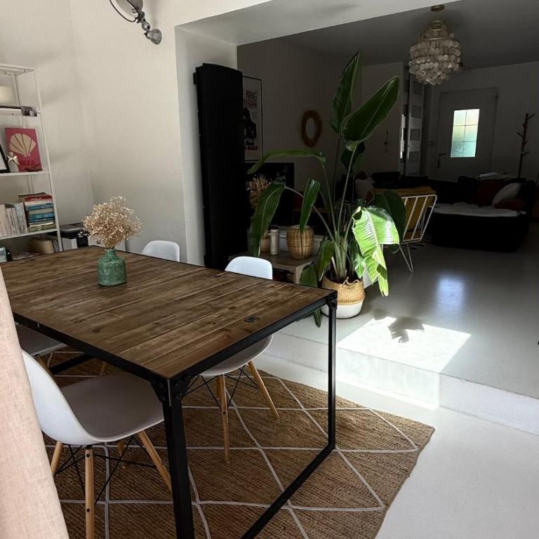 A rare find in Marseille, south-facing house with pool, quiet location - Three-Bedroom Villa - 43