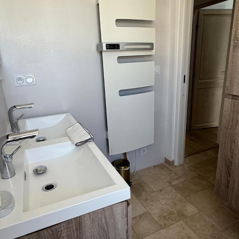 A rare find in Marseille, south-facing house with pool, quiet location - Three-Bedroom Villa - 44
