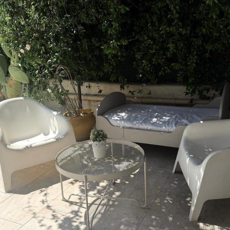 A rare find in Marseille, south-facing house with pool, quiet location - Three-Bedroom Villa - 47