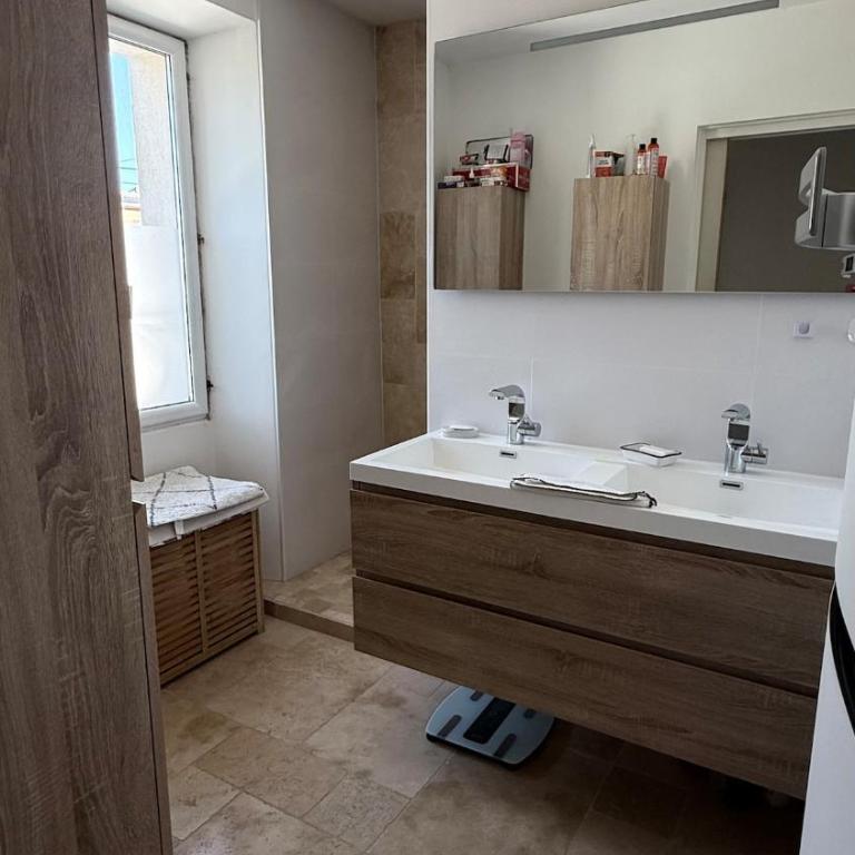 A rare find in Marseille, south-facing house with pool, quiet location - Three-Bedroom Villa - 50