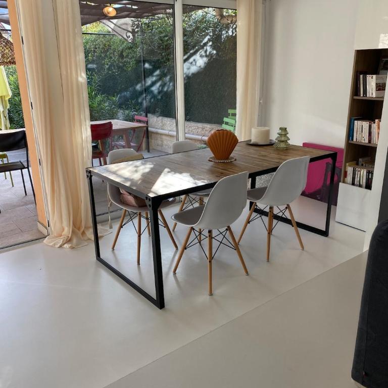 A rare find in Marseille, south-facing house with pool, quiet location - Three-Bedroom Villa - 52