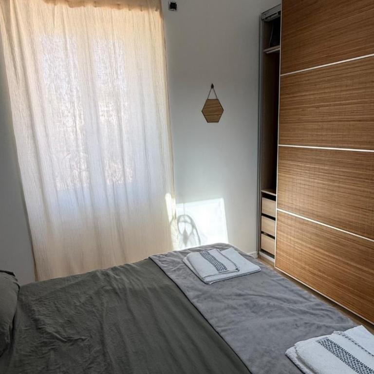 A rare find in Marseille, south-facing house with pool, quiet location - Three-Bedroom Villa - 54