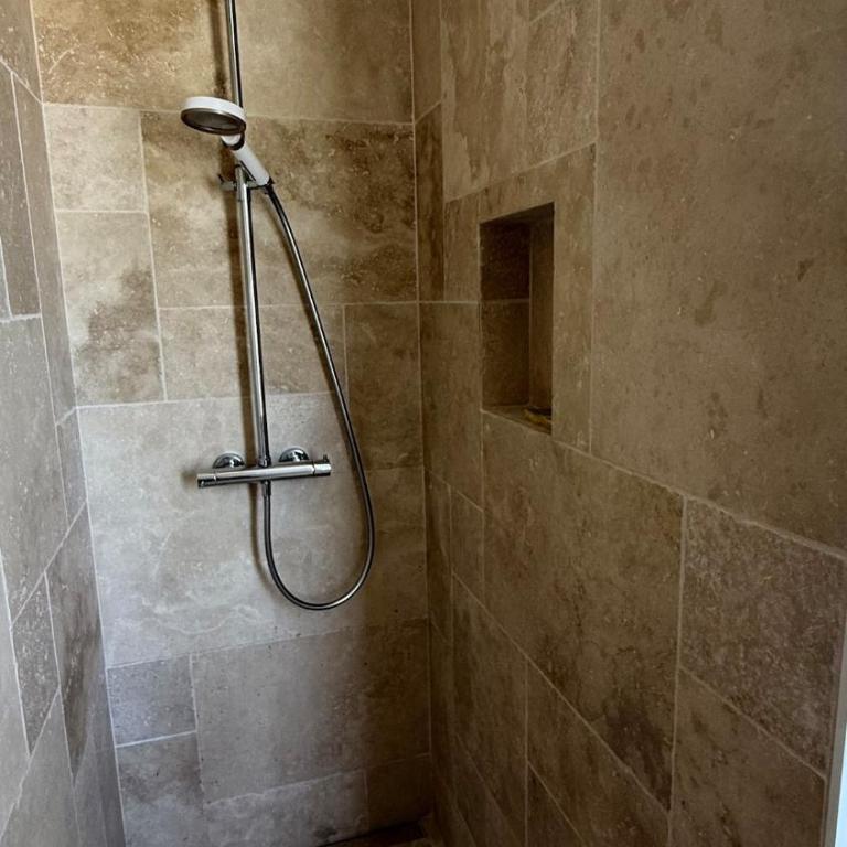 A rare find in Marseille, south-facing house with pool, quiet location - Three-Bedroom Villa - 55