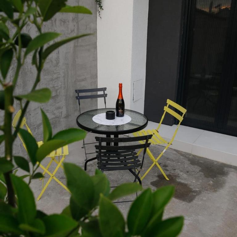 Old Town Gem, Modern stay with private yard - Apartment mit 1 Schlafzimmer - 2