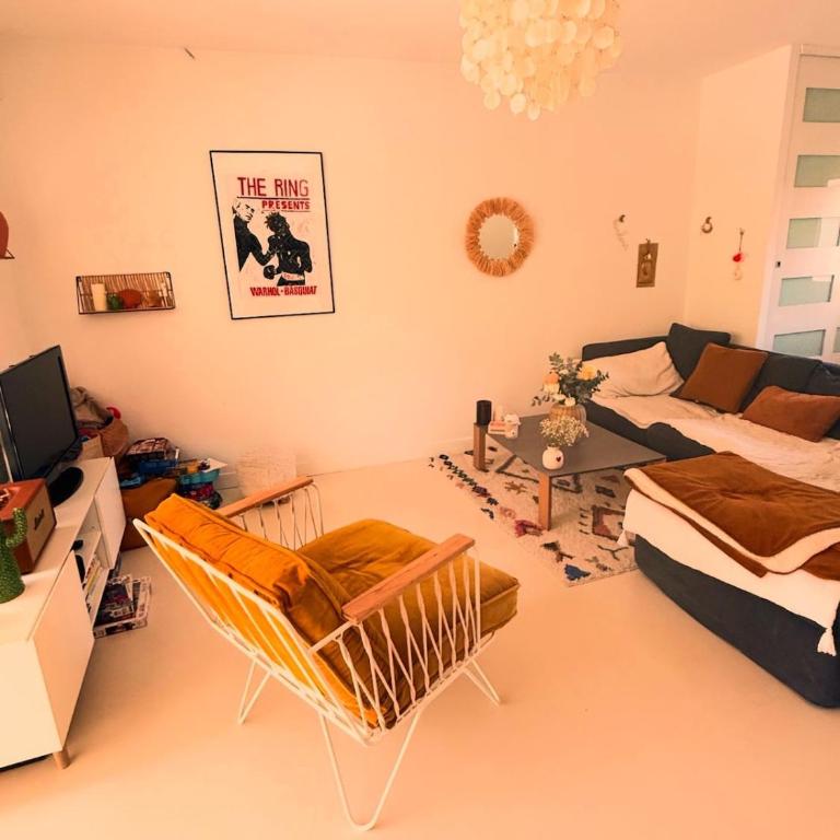A rare find in Marseille, south-facing house with pool, quiet location - Three-Bedroom Villa - 1