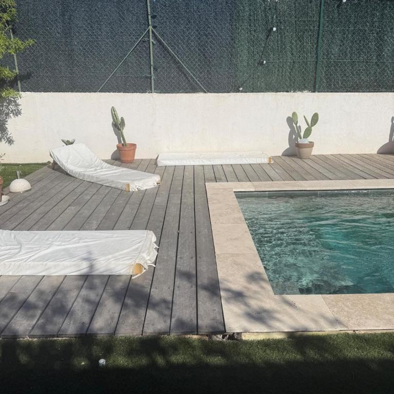 A rare find in Marseille, south-facing house with pool, quiet location - Three-Bedroom Villa - 4