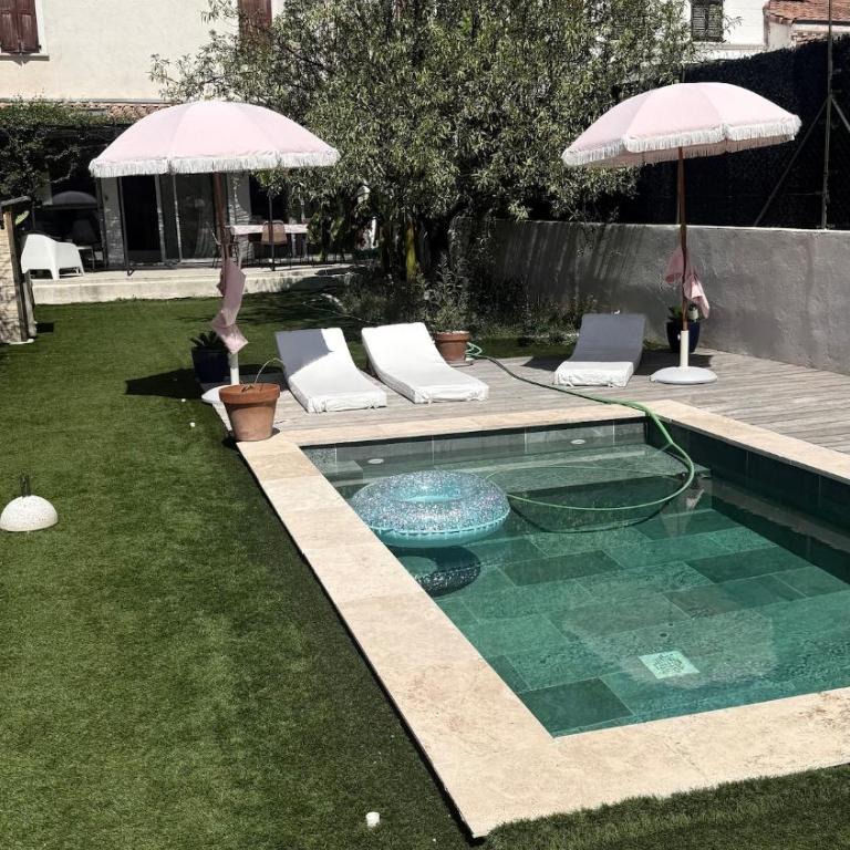 A rare find in Marseille, south-facing house with pool, quiet location - Three-Bedroom Villa - 9