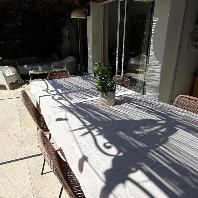 A rare find in Marseille, south-facing house with pool, quiet location - Three-Bedroom Villa - 10