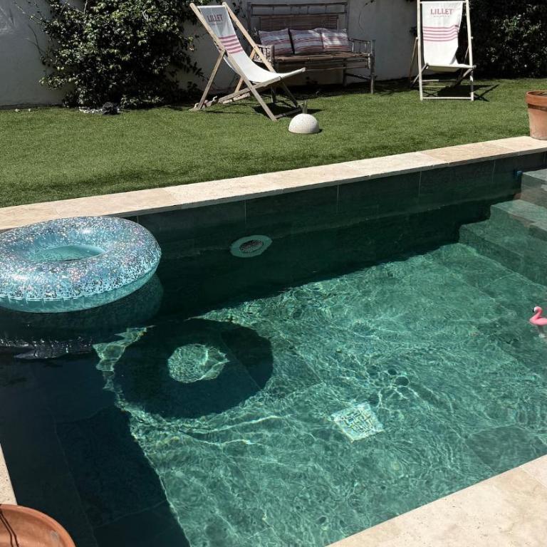 A rare find in Marseille, south-facing house with pool, quiet location - Three-Bedroom Villa - 12