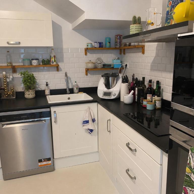 A rare find in Marseille, south-facing house with pool, quiet location - Three-Bedroom Villa - 13