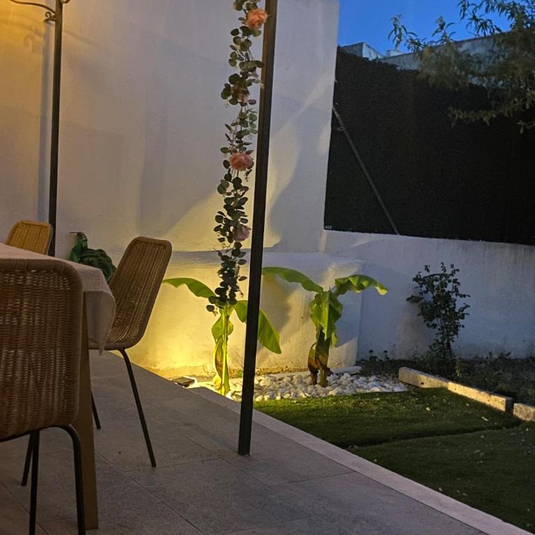 A rare find in Marseille, south-facing house with pool, quiet location - Three-Bedroom Villa - 14