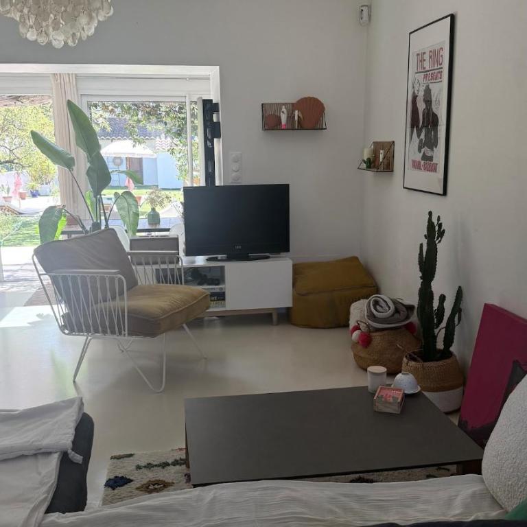 A rare find in Marseille, south-facing house with pool, quiet location - Three-Bedroom Villa - 15