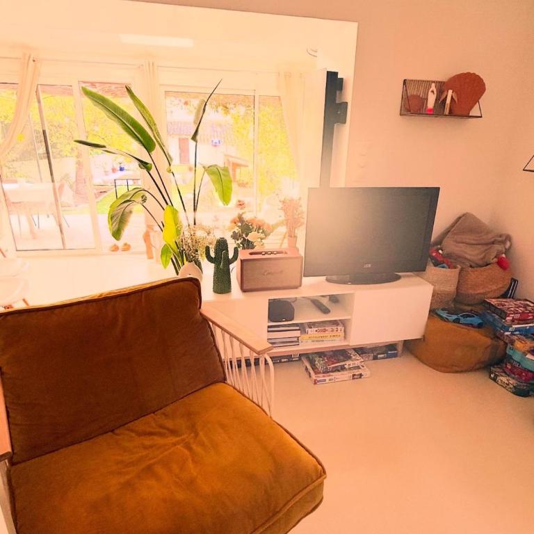 A rare find in Marseille, south-facing house with pool, quiet location - Three-Bedroom Villa - 18