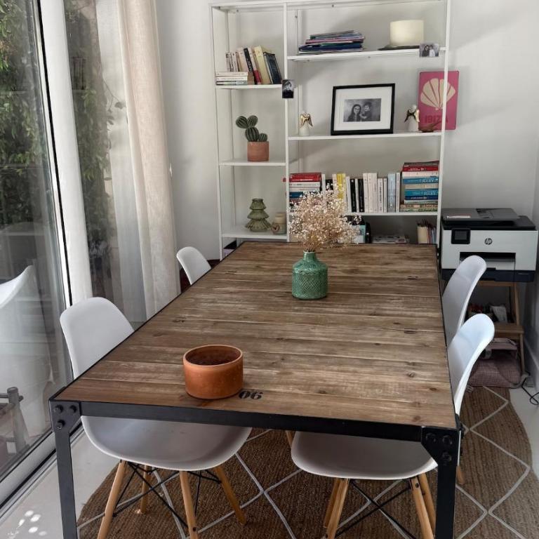 A rare find in Marseille, south-facing house with pool, quiet location - Three-Bedroom Villa - 21